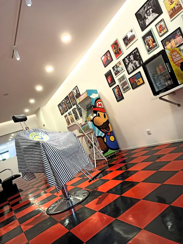 Interior da barbearia Nustrinkes